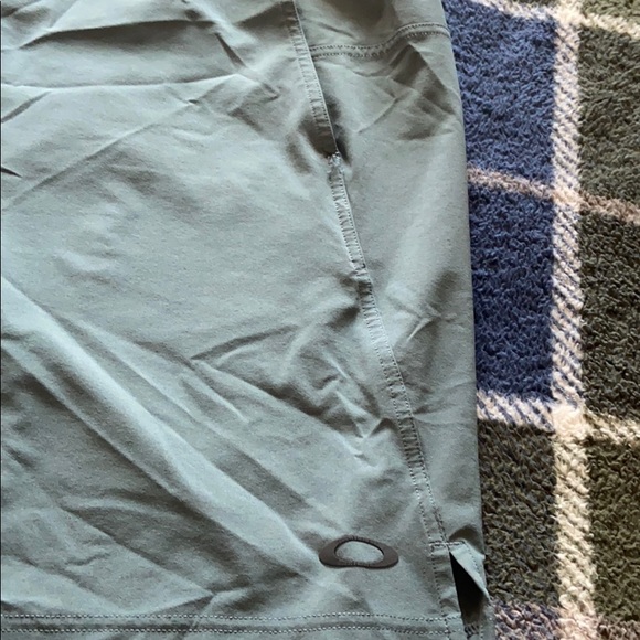 Men’s Oakley Shorts - Picture 2 of 4